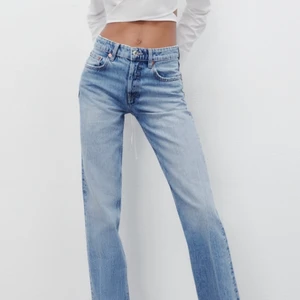Jeans - Nu säljer jag ett par straight midrise jeans från Zara i storlek 36! Jag har ett par i liknande modell som jag är så nöjd med men dessa var tyvärr för små. Tiden har gått ut för att returnera så därav säljer jag de här billigare. Nypris var 349 så jag säljer för 250💕
