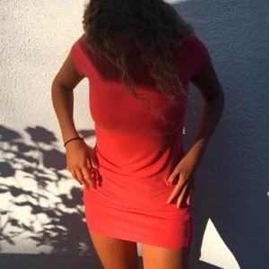 Klänning BikBok  - Röd tight t-shirttklänning från BikBok! Färgen är i en superfin hallonröd färg, som passar perfekt på sommaren😍 Storlek S, men är stretchiga och passar även M. Klänningen är i fint skick. Kan mötas upp eller så står köparen för frakt💗