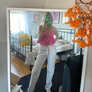Vita jeans  - Supersnygga vita jeans nu till sommaren!! Storlek 36 snarare 38 då de är stora i modellen och i midjan. Passar även en oversize look! 💞 jag är 164 och går ner till penen på mig! 