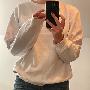 Vit sweatshirt - Vit sweatshirt från H&Ms manavdelning❣️