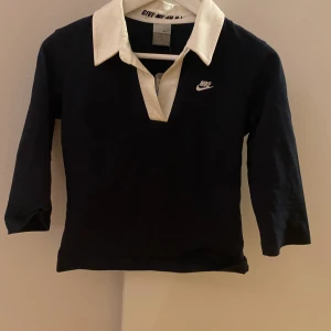 Nike piké - Nike piké, ny med lappar kvar. Köpte här på Plick men satt ej bra på mig. Strl m. Köpare betalar frakt☺️