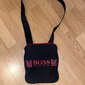 Boss - Hugo boss axelväska perfekt skick