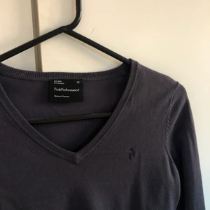 Peak performance tröja - En mörkblå tunn tröja från peak performance i storlek xs. Knappt använd och har en fin v ringning. 
