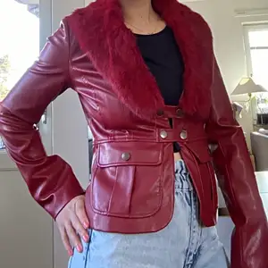 Vintage “leather” röd jacka! Liksom ny!