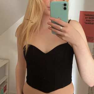 Korsetttopp zara - Säljer denna svarta jätte najs korsettopp från zara🫶🏽 använd en gång❤️