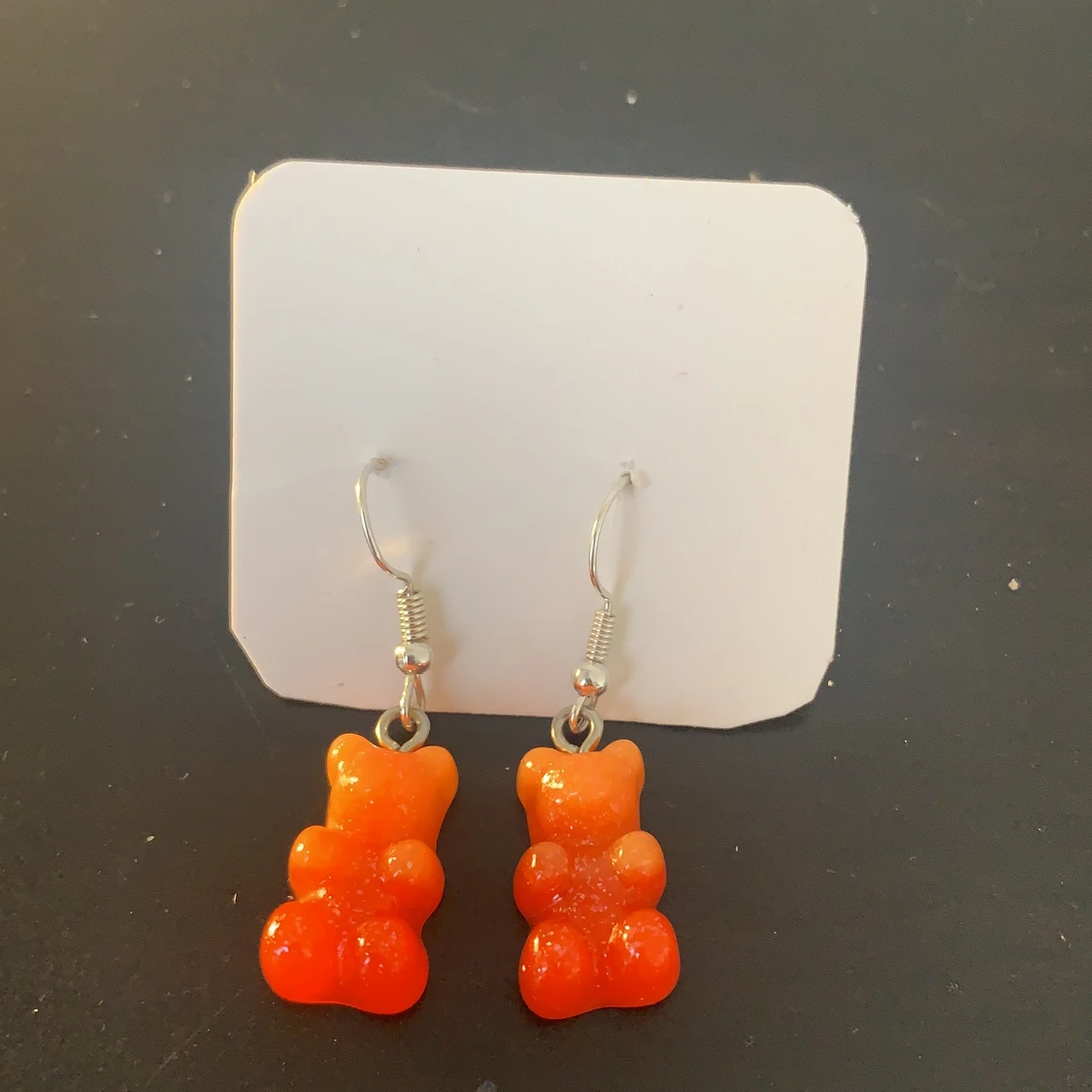 Säljer gummi Björns örhänge för 10kr  - 90