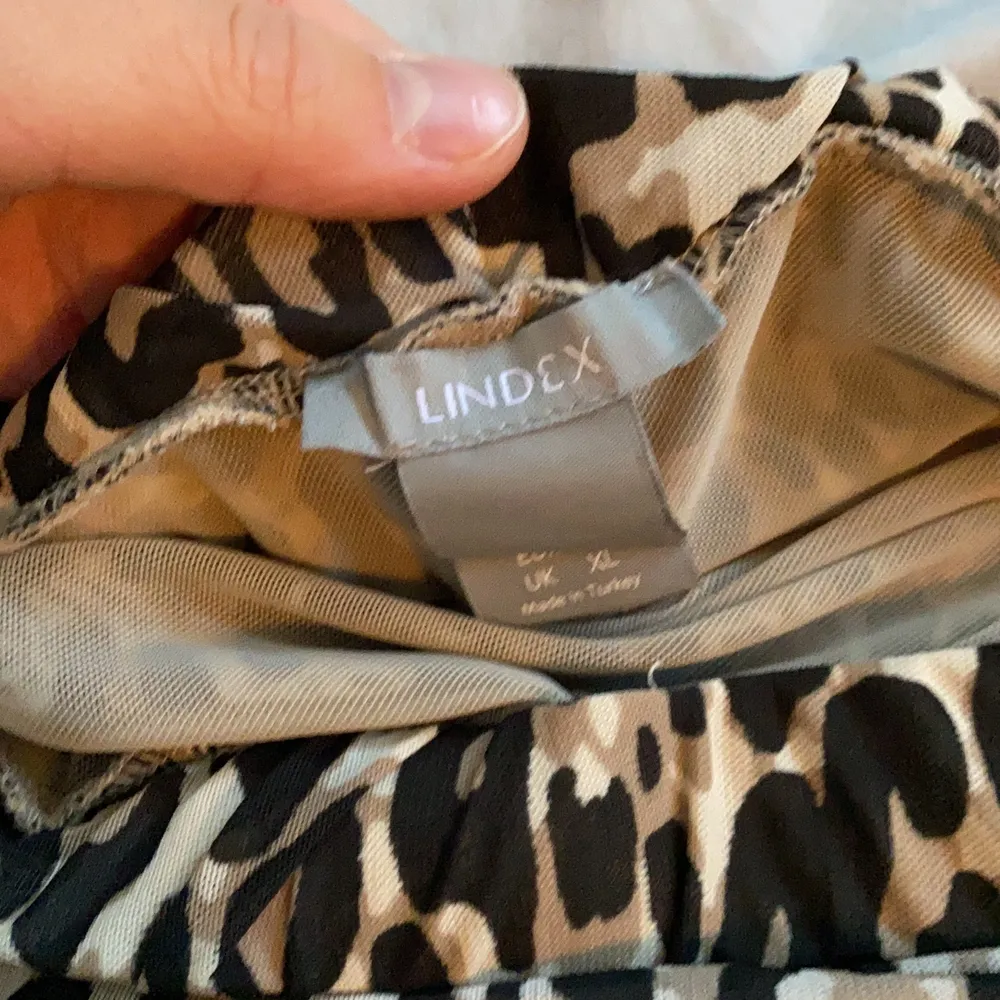 En leopardmönstrad kjol från Lindex i storlek XL, använd 1 gång! Trippla lager med typ så den är inte genomskinlig, väldigt luftig och skön💕. Kjolar.