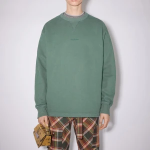 Acne Studios sweatshirt  - Hej! Säljer två par Acne Studios tröjor i nyskick med etiketter på.  I storlek Large och Xl. Nypris på dessa är 2700. Säljer de för styck 1900 + frakt. Mer bilder? Frågor? Tveka inte skicka PM.