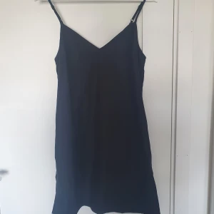 Svart satin klänning  - Säljer denna super fina svarta satin klänning pga lite för liten för mig. Köpt från asos för 250kr säljer för 100kr + frakt, använt bara ett fåtal gånger🌟