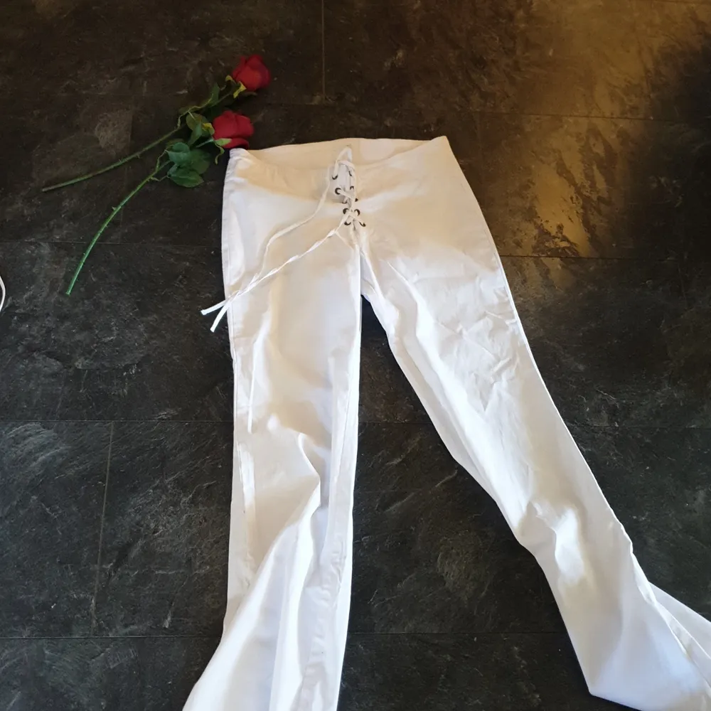 Nästan till oanvänt plagg, fina byxor med korsett fram till ( Se bild) lite synliga så rekommenderar vita underkläder till. Fina med utsvängda del ner till. Jeans & Byxor.