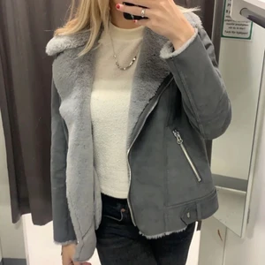 Grå jacka - Grå jacka som är ifrån hm, kommer ej till användning säljer för 250kr men om snabbkaffär kan jag sänka priset. Frakt ingår senare. Storlek M