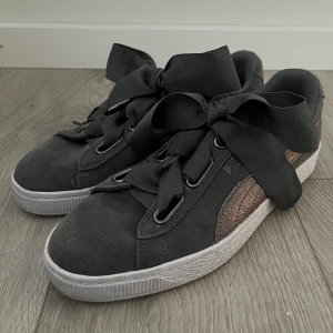Grå puma skor - Säljer dessa otroligt fina pumaskor! Använda endast en gång då de är lite för smala för mig att ha, så 100% nyskick☺️ de kom med två olika par breda siden band, ett som ni ser på bilden, lite ”räffligt” och sen ett som är vanligt siden band, glansigt. 