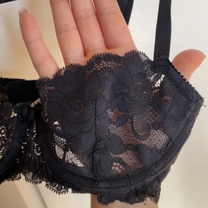 Balconett bh 70B - Svart fin balconett bh från Ginatricot. Bygel, ingen vaddering! Nytvättad vid leverans 