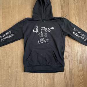 Svart lil peep hoodie. Helt oanvänd och i perfekt skick.