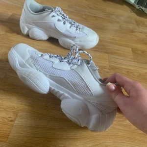 Sneakers - Chunky sneakers från NA-KD, i mycket gott skick! Använda max 5 gånger och inte alls smutsiga. I storlek 37, frakt tillkommer🥰!