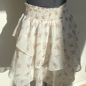 Gina tricot blommig kjol GRATIS FRAKT - Romantisk volangkjol från gina. Passar allt från storlek S-L pga stretch. Säljer denna eftersom den aldrig kommit till användning! Riktigt bra skick och kvalitet!