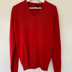 Röd Stickad tröja, köpt vintage. Passar S-M
