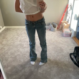 Brandy Melville jeans  - Säljer dessa snygga bootcat jeans i S från brandy Melville, använda ett fåtal gånger!❤️ är själv 34 och de passar 36 oxå!