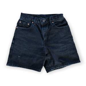 Ett par svarta Levi’s shorts i relaxed fit, de är höga i midjan!💓