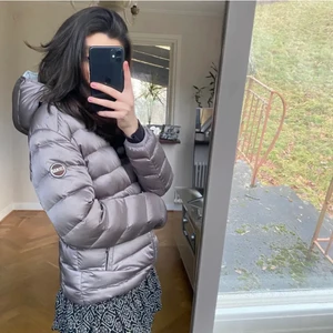 Colmar jacka - Champnage färgad colmar jacka! Unik färg ☺️. I superfint skick men säljs då den inte används. Pris kan diskuteras. Ena dragkedjan är trasig, därav priset. Inget som märks vid anvädning dock