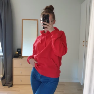 Röd huvtröja tjocktröja - Använd fåtal gånger. M men passar även S bra