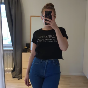 Svart t-shirt feminist - Lite tjockare tyg då jag själv har klippt till en tjocktröja till t-shirt och magtröja. Feminismtryck