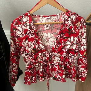 Topp  - Blommig elastisk topp från #ginatricot  Använd ett fåtal gånger så i helt nytt skick! Man kan justera den vid midjan och spänna den mer och knyta en fin rosett! I storlek Xs men så elastisk så den passar en S med!  Kan mötas upp i Arlöv/malmö/Lund eller fraktas! 