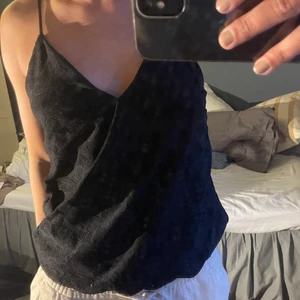 Spettopp - Säljer en fin omlotttopp med fint mönster. Den är köpt secondhand men ändå i väldigt var skick. Ursprungligen från Bikbok