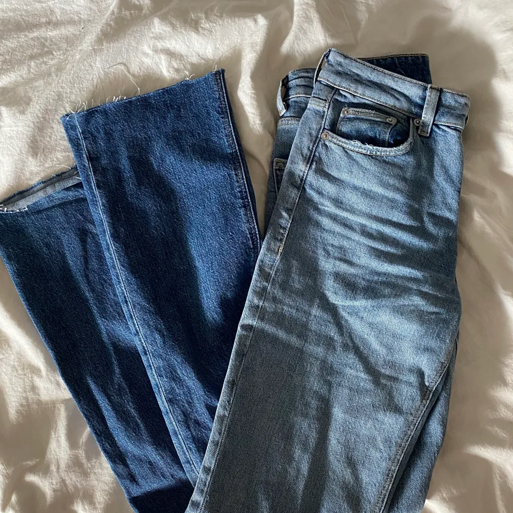 Jeans köpta på Zalando nästan aldrig använda! Ljusa upptill och mörka nedtill.. Jeans & Byxor.