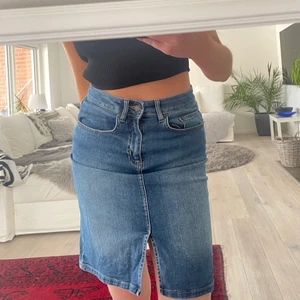 Jeanskjol med slitts  - Jeanskjol perfekt till vår och sommaren. Så bekväm och fin! Storlek xs/s