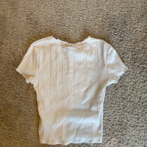 ❗️Vit topp från TopShop❗️ - 💕Säljer denna vita toppen från TopShop då den är för liten. Toppen är i storlek 38 (men liten i storlek så den sitter mer tajt). Denna topp passar fint till allting💕
