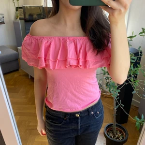 Rosa off shoulder tröja - Söt rosa off shoulder tröja från h&m. Använd vid få tillfällen men är i toppen skick! Jag är 165 cm och brukar bära storlek Xs/s. Skriv om för frågor 🫶🏻💕