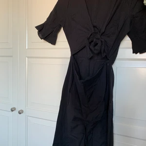 Asos Svart Jumpsuit linne - Super fin jumpsuit i Linne från Asos. Köpt 2018 men i jätte fint skick! Sista bild lånad från Asos hemsida.
