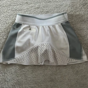 Tenniskjol - En väldigt fin stella mccartney kjol som tyvärr har blivit för liten. Storlek xs