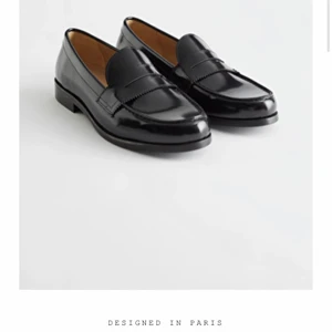 loafers från other stories strl 37 - Superfina loafers från other stories. Storlek 37, enligt hemsidan mäts 24 cm. Passar bäst 37.5 tycker jag! Använt kanske 6 ggr? 