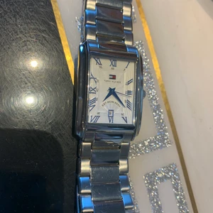 Tommy Hilfiger klocka  - Fin Tommy hilfiger klocka i bra skick, nytt batteri och länker ingår se bild 3. Stilren och passar det mesta. 450kr + 66kr frakt (spårbar) 