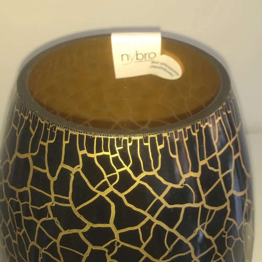 Helt ny vas från Nybro, orginalpris : 450 kr. Övrigt.