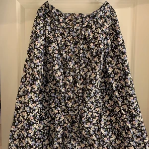 Fin sommarkjol XL - Fin långkjol i skönt material med knappar framtill