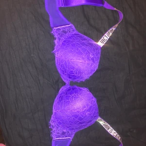 Victoria’s secret bh - Victoria’s secret bh, använd två gånger, tvättad. Köpt för 800kr, . Kan mötas upp i T-centralen/Stockholm city. Du får stå för frakt om den ska skickas.