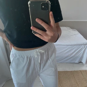 Vita linnebyxor  - Säljer ett par snygga linnebyxor som är helt nya. De går i marken på någon som är upp till 170 cm. De går att low waist om man vill. Det är helt nya och passar en som har S eller M. 