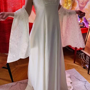 Brudklänning Cosplay  - Vacker medeltids klänning Klänningen passar en smal person med liten mage, den är omsydd 38 till gravid, skulle säga runt 34-36, byst ca 70 C