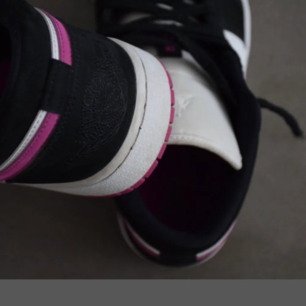 Modell: Nike Jordan 1.   Storlek: US 10, EUR: 42 CM 27.  Färg; Black/cactus flower white. Använda en gång. I skick som nya.. Skor.