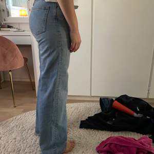 Monki jeans storlek 26, orginal pris 400 lite slitningar längst ner säljs för 100 exklusive frakt