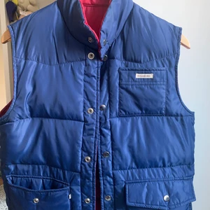 Ysl väst strl M - Super cool väst som man dessutom kan vända ut och in så att den blir helt röd. Köpt second hand, relativt bra skick, Storlek M.