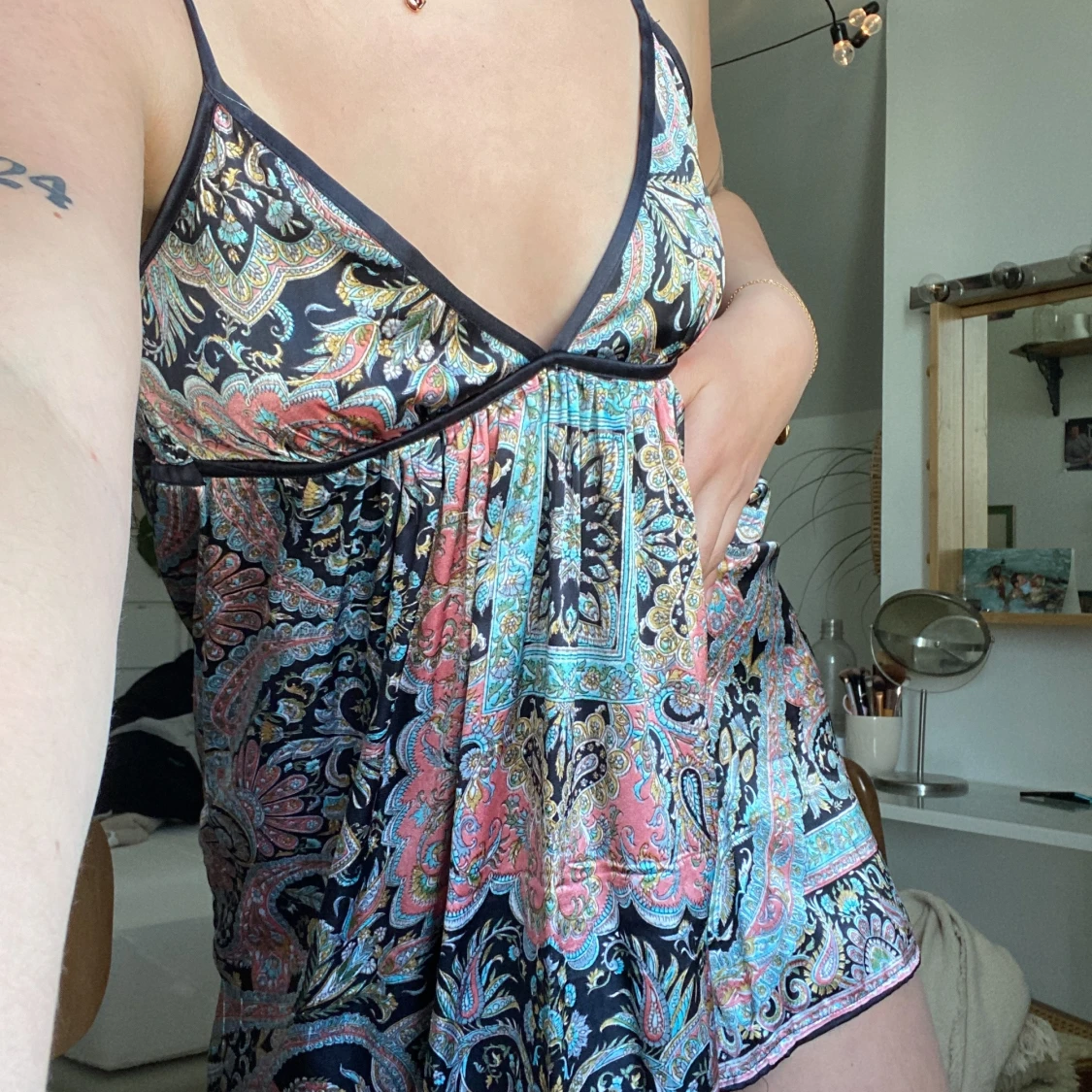 Mönstrad sidenklänning