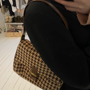 Väska - Snygg axelväska med bra dragkedjor så att inget ramlar ut! Helt oanvänd