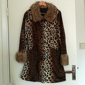 Humana Kappa strl XS-M - Kappa med fuskpäls från Humana köpt på plick, har 2 rymliga fickor. Lite osäker på om jag vill sälja. Står ingen storlek men estimerar att den passar XS-M. Jag är XS och 165cm som referens. Kan mäta vid intresse. 