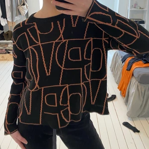 Stickad tröja - Mönstrad svart stickad tröja, lite för kort i längden o armar för mig!