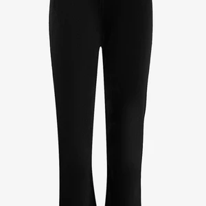 Gina Tricot - Säljer dessa välkända Gina mjukisarna i färgen svart. Sitter bekväm och i relativt bra skick. Kommer dock UTAN snöre. Långa nedtill och i skönt material. Vid fler funderingar kontakta mig via dm💕