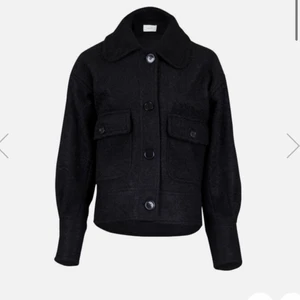 Kort kappa - Supersnygg kort kappa från Neo Noir. Köpt på Jackie för 1 år sen. Nypris 1600kr. En av knapparna på armarna har lossnat men jag har kvar knappen så det är lätt åtgärdat. Strl S.